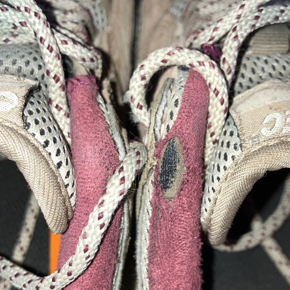 Hi-Tec Women's 7 1/2 hiking waterproof athletic walking Shoes - Picture 4 of 14